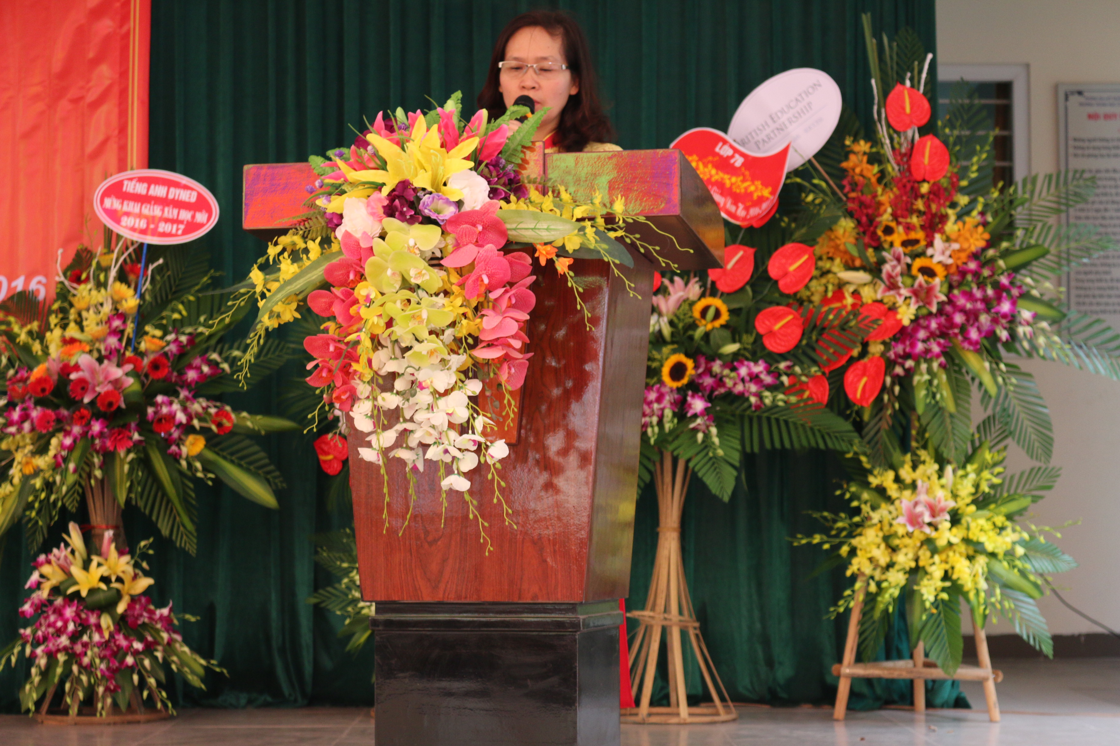 Cô Mai Thị Lan - Hiệu Trưởng nhà trường phát biểu trong buổi lễ.JPG